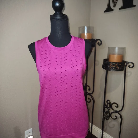 Lululemon Athletica Fletching Lines Raspberry Tee - Picture 2 of 7